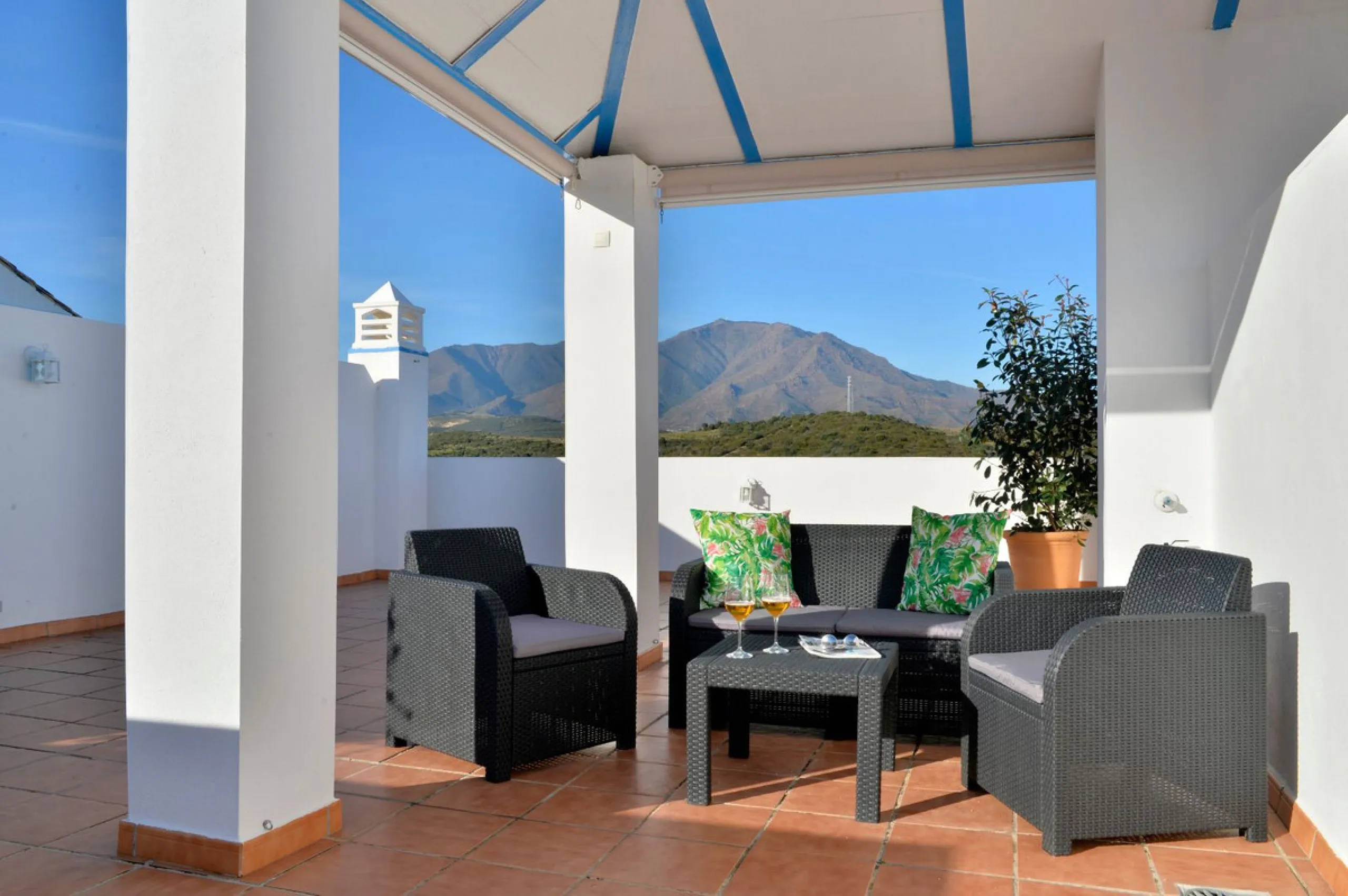 Penthouse now available in Galera sun estepona, just a a stone's throw away from the sea! (just on the other side of the road!)This is a very comfortable top floor two bed apartment. The urbanisation has a pool and the property comes included with a parki