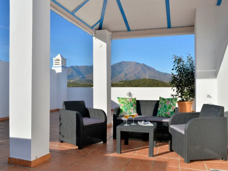 Penthouse now available in Galera sun estepona, just a a stone's throw away from the sea! (just on the other side of the road!)This is a very comfortable top floor two bed apartment. The urbanisation has a pool and the property comes included with a parki
