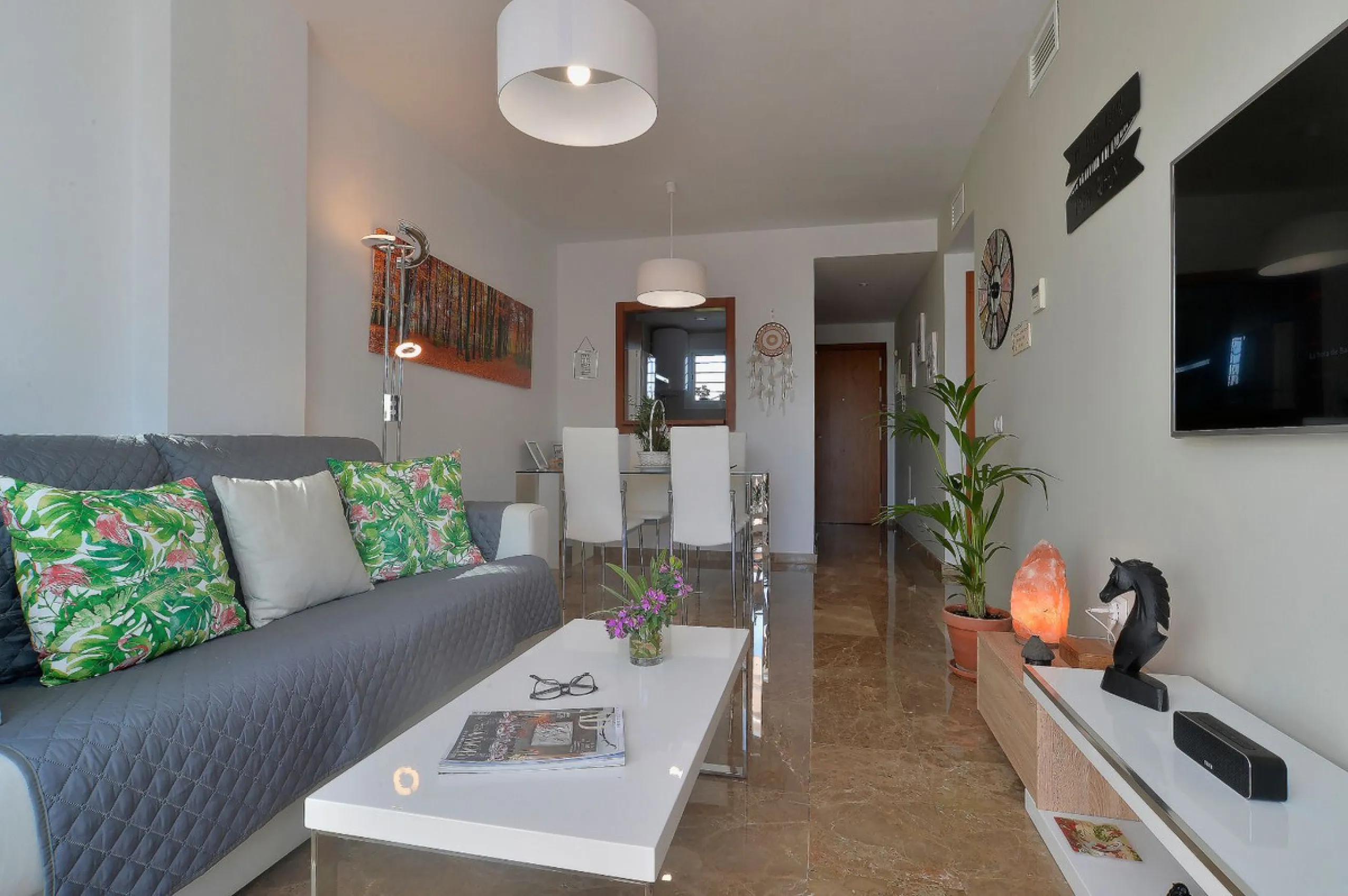 Penthouse now available in Galera sun estepona, just a a stone's throw away from the sea! (just on the other side of the road!)This is a very comfortable top floor two bed apartment. The urbanisation has a pool and the property comes included with a parki