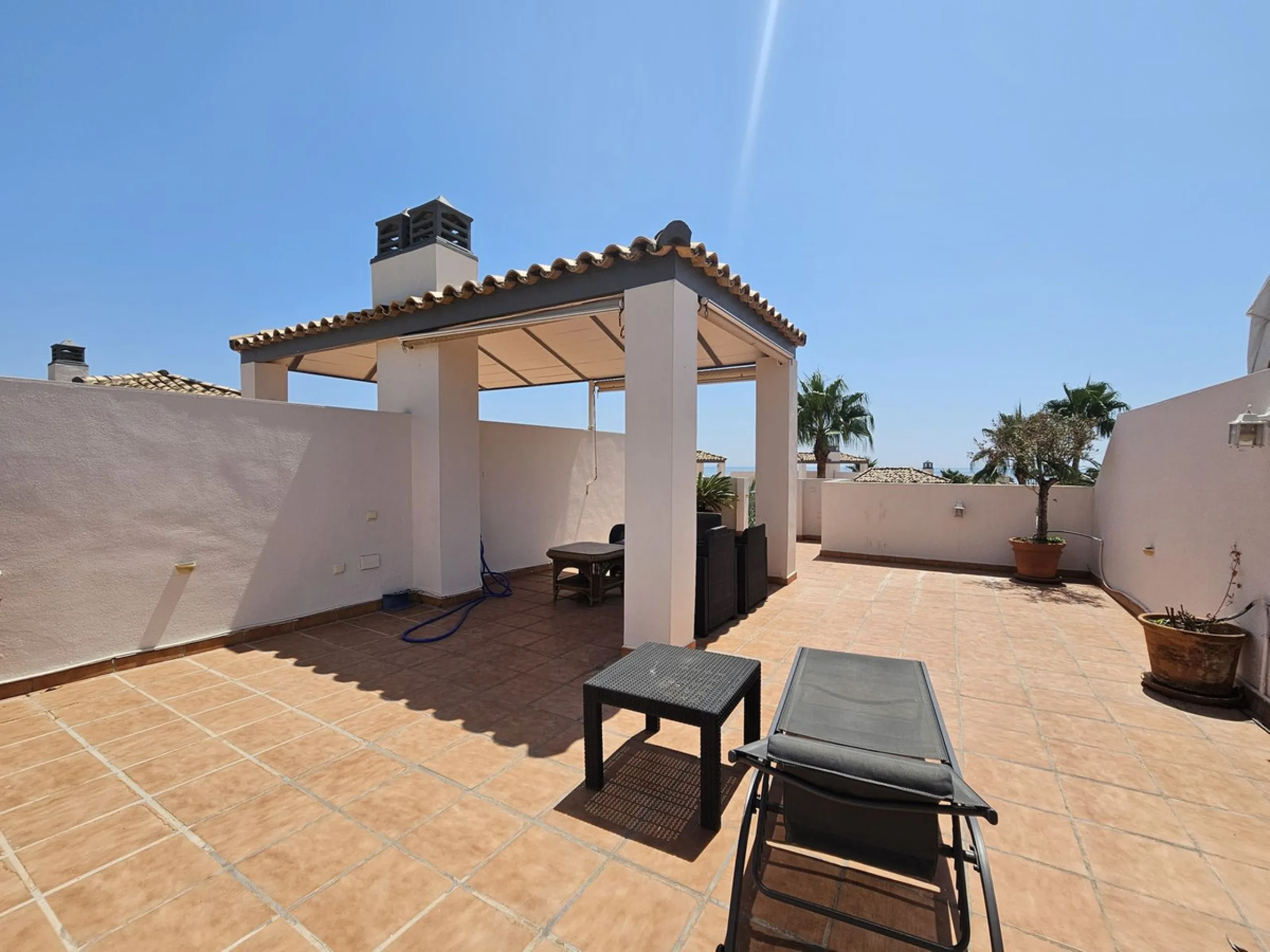 Penthouse now available in Galera sun estepona, just a a stone's throw away from the sea! (just on the other side of the road!)This is a very comfortable top floor two bed apartment. The urbanisation has a pool and the property comes included with a parki