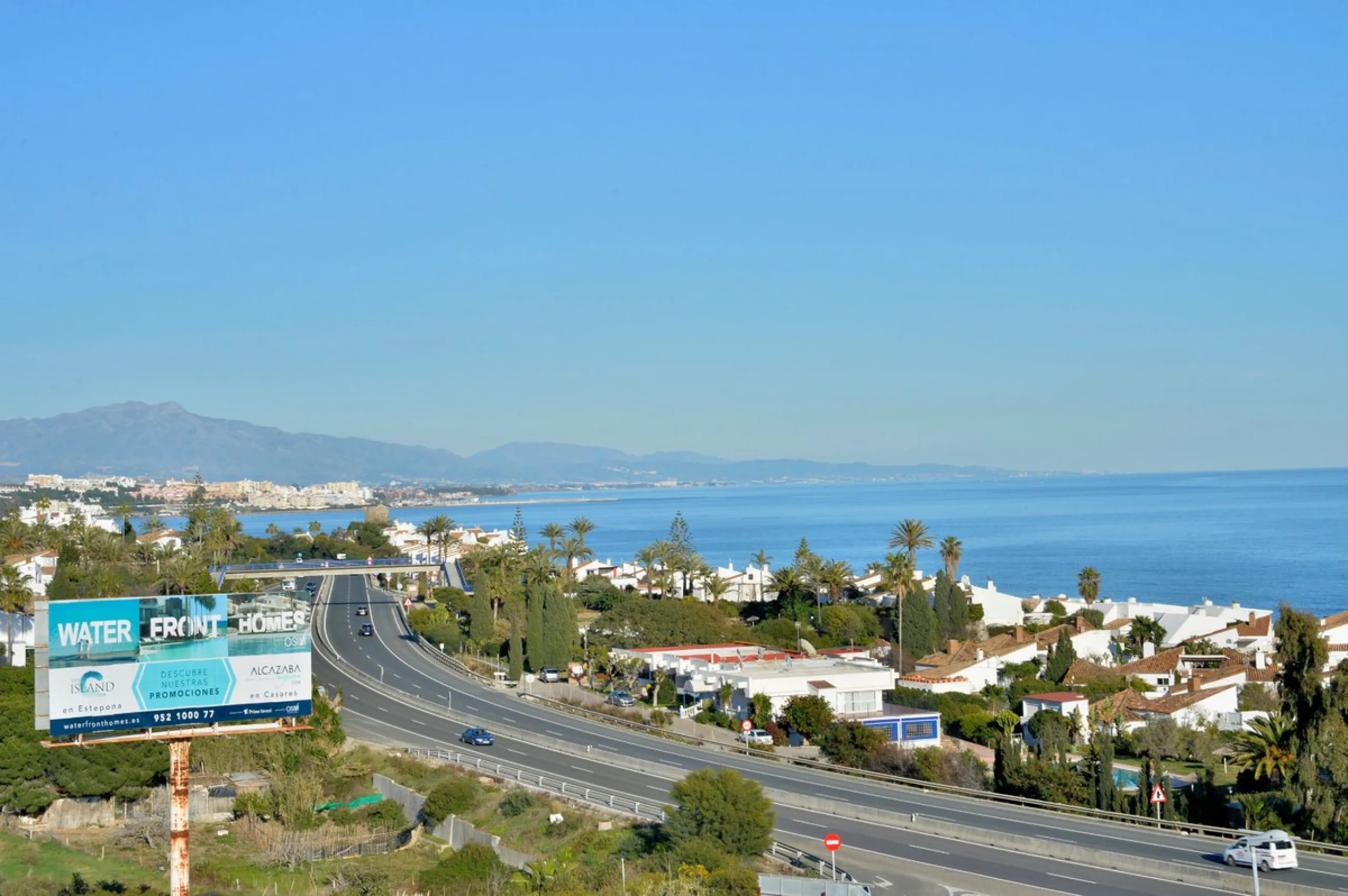 Penthouse now available in Galera sun estepona, just a a stone's throw away from the sea! (just on the other side of the road!)This is a very comfortable top floor two bed apartment. The urbanisation has a pool and the property comes included with a parki