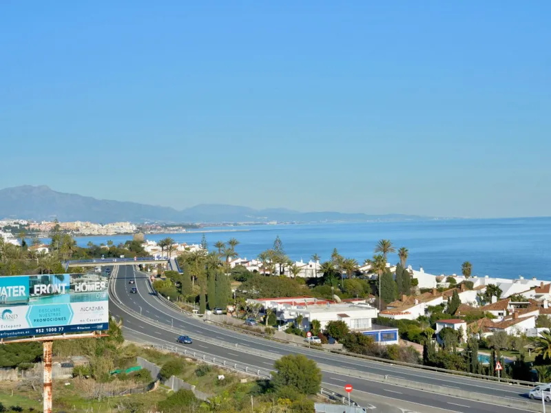 Penthouse now available in Galera sun estepona, just a a stone's throw away from the sea! (just on the other side of the road!)This is a very comfortable top floor two bed apartment. The urbanisation has a pool and the property comes included with a parki