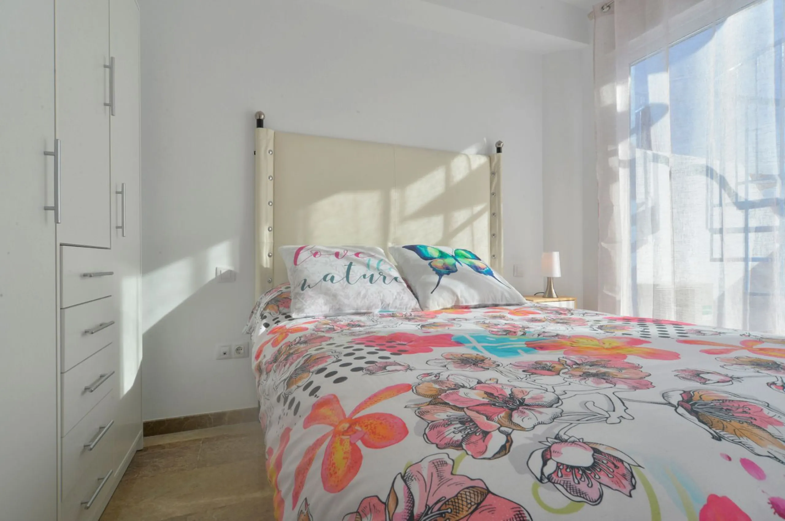 Penthouse now available in Galera sun estepona, just a a stone's throw away from the sea! (just on the other side of the road!)This is a very comfortable top floor two bed apartment. The urbanisation has a pool and the property comes included with a parki