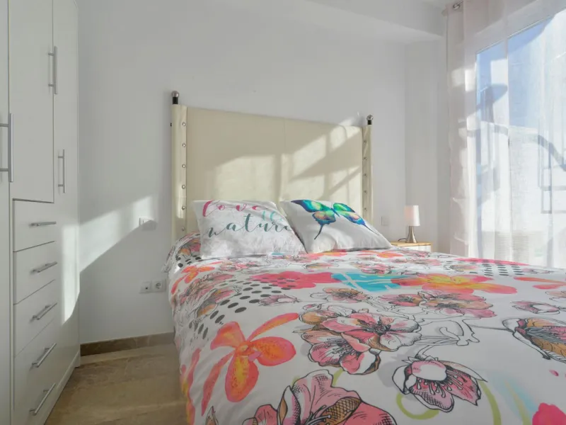 Penthouse now available in Galera sun estepona, just a a stone's throw away from the sea! (just on the other side of the road!)This is a very comfortable top floor two bed apartment. The urbanisation has a pool and the property comes included with a parki