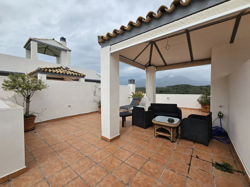 Penthouse now available in Galera sun estepona, just a a stone's throw away from the sea! (just on the other side of the road!)This is a very comfortable top floor two bed apartment. The urbanisation has a pool and the property comes included with a parki