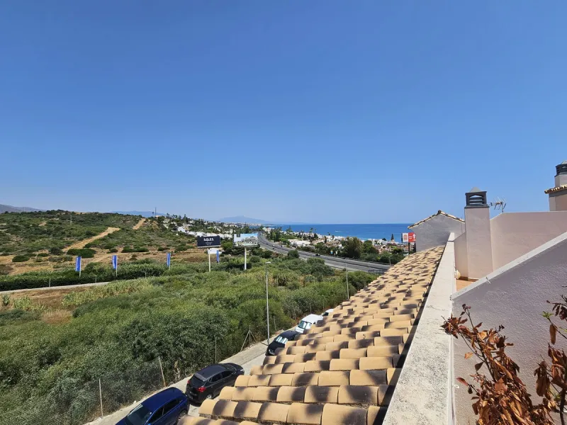 Penthouse now available in Galera sun estepona, just a a stone's throw away from the sea! (just on the other side of the road!)This is a very comfortable top floor two bed apartment. The urbanisation has a pool and the property comes included with a parki