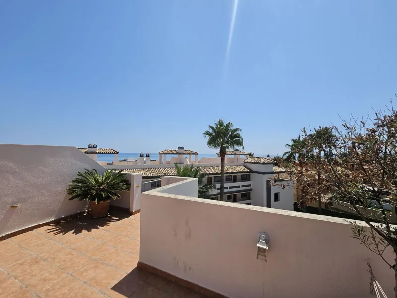 Penthouse now available in Galera sun estepona, just a a stone's throw away from the sea! (just on the other side of the road!)This is a very comfortable top floor two bed apartment. The urbanisation has a pool and the property comes included with a parki