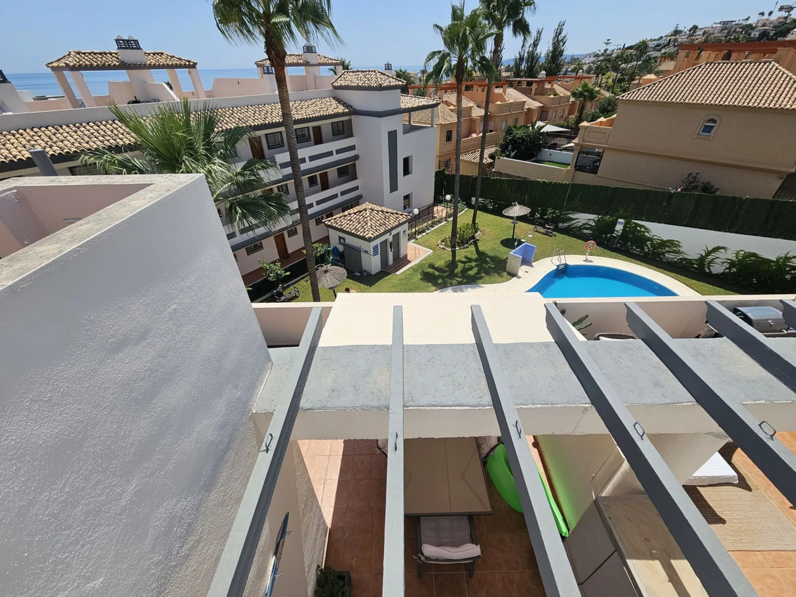 Penthouse now available in Galera sun estepona, just a a stone's throw away from the sea! (just on the other side of the road!)This is a very comfortable top floor two bed apartment. The urbanisation has a pool and the property comes included with a parki