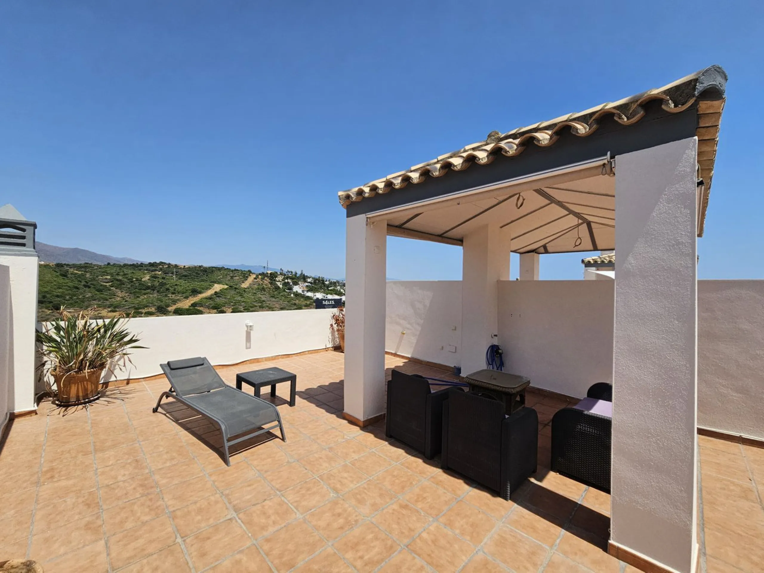 Penthouse now available in Galera sun estepona, just a a stone's throw away from the sea! (just on the other side of the road!)This is a very comfortable top floor two bed apartment. The urbanisation has a pool and the property comes included with a parki