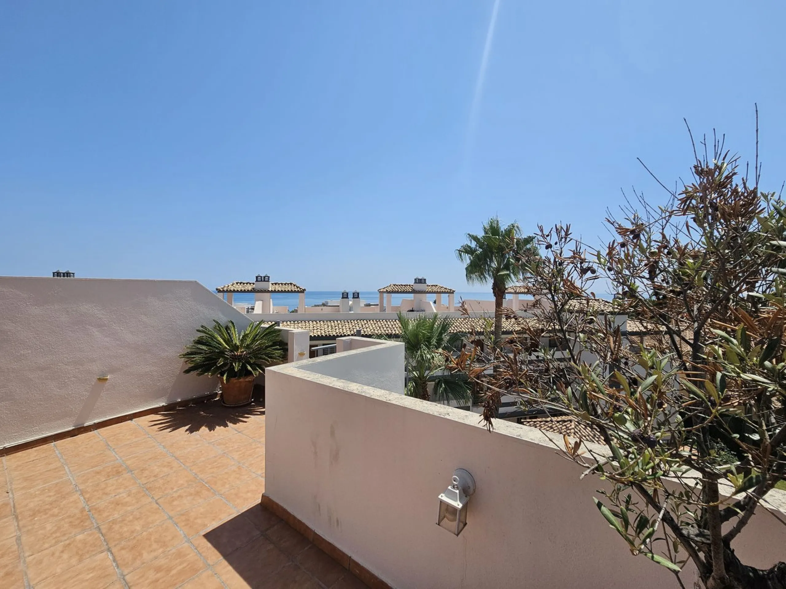 Penthouse now available in Galera sun estepona, just a a stone's throw away from the sea! (just on the other side of the road!)This is a very comfortable top floor two bed apartment. The urbanisation has a pool and the property comes included with a parki