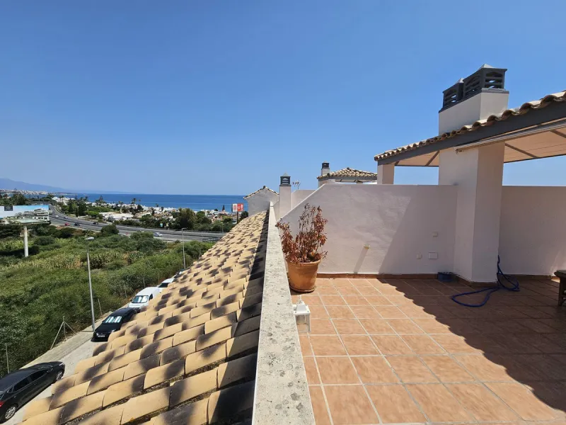 Penthouse now available in Galera sun estepona, just a a stone's throw away from the sea! (just on the other side of the road!)This is a very comfortable top floor two bed apartment. The urbanisation has a pool and the property comes included with a parki