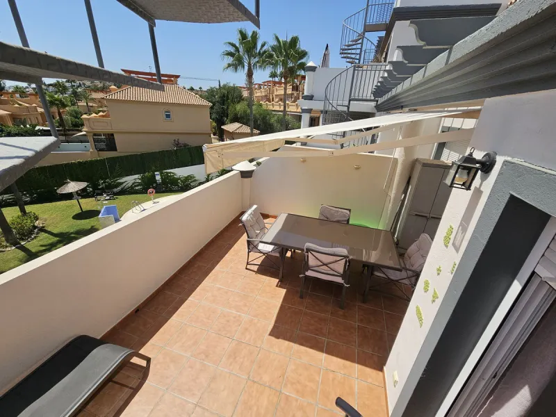 Penthouse now available in Galera sun estepona, just a a stone's throw away from the sea! (just on the other side of the road!)This is a very comfortable top floor two bed apartment. The urbanisation has a pool and the property comes included with a parki