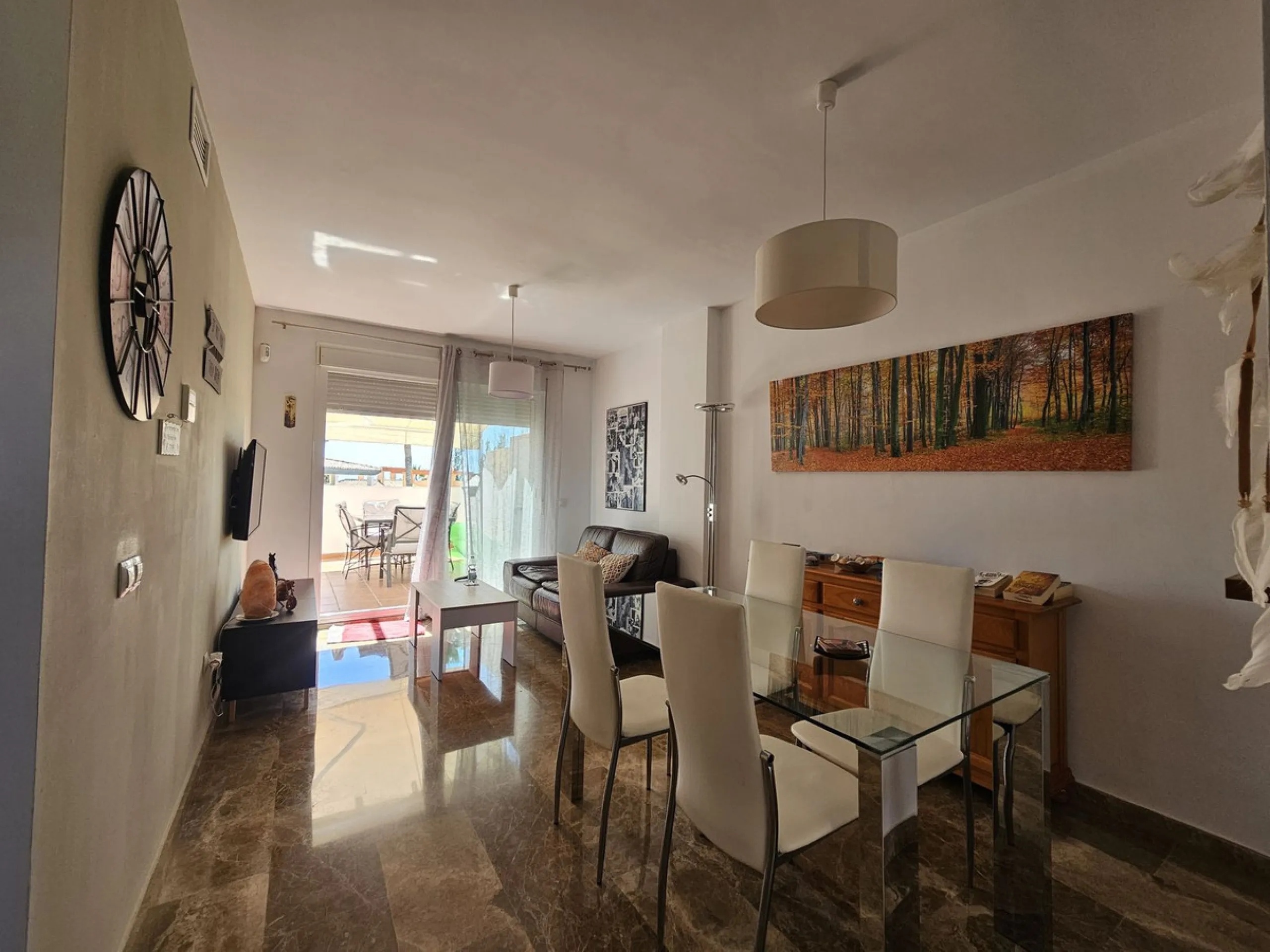 Penthouse now available in Galera sun estepona, just a a stone's throw away from the sea! (just on the other side of the road!)This is a very comfortable top floor two bed apartment. The urbanisation has a pool and the property comes included with a parki