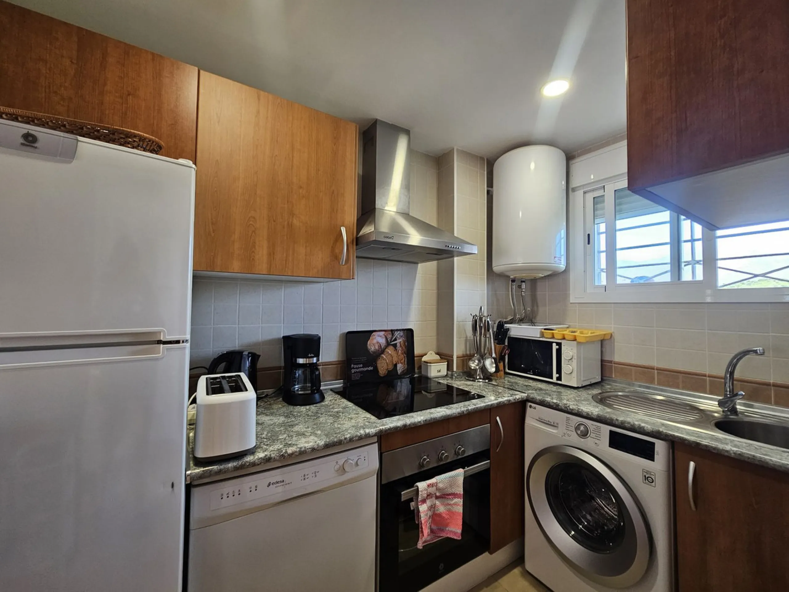 Penthouse now available in Galera sun estepona, just a a stone's throw away from the sea! (just on the other side of the road!)This is a very comfortable top floor two bed apartment. The urbanisation has a pool and the property comes included with a parki