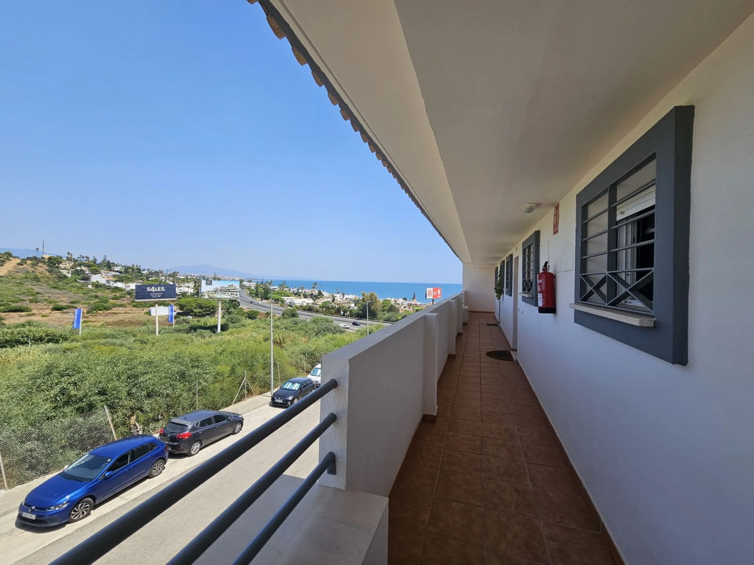 Penthouse now available in Galera sun estepona, just a a stone's throw away from the sea! (just on the other side of the road!)This is a very comfortable top floor two bed apartment. The urbanisation has a pool and the property comes included with a parki