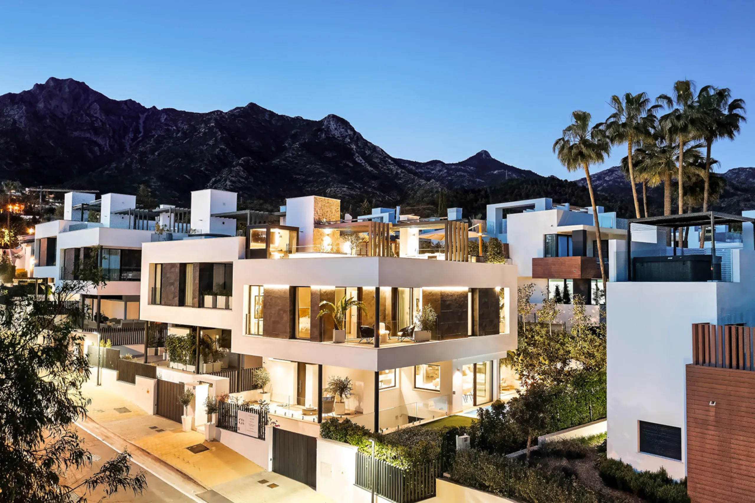 Located in the prestigious area of Sierra Blanca, this modern villa offers a prime setting just 1.8 km from the Golden Mile's beaches. Completed in 2022, the property combines exceptional design with the highest quality finishes, delivering sea views from