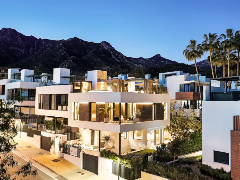 Located in the prestigious area of Sierra Blanca, this modern villa offers a prime setting just 1.8 km from the Golden Mile's beaches. Completed in 2022, the property combines exceptional design with the highest quality finishes, delivering sea views from