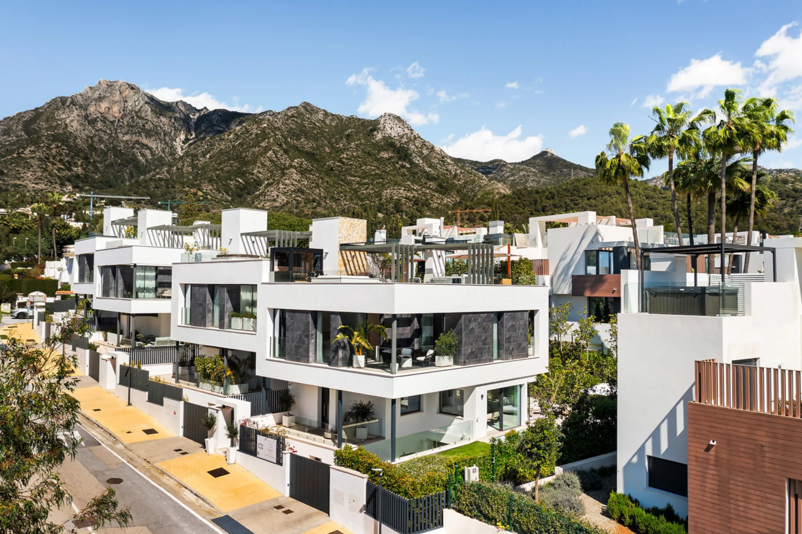 Located in the prestigious area of Sierra Blanca, this modern villa offers a prime setting just 1.8 km from the Golden Mile's beaches. Completed in 2022, the property combines exceptional design with the highest quality finishes, delivering sea views from