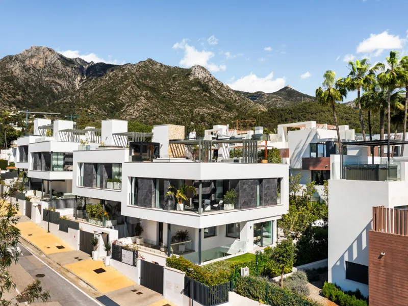 Located in the prestigious area of Sierra Blanca, this modern villa offers a prime setting just 1.8 km from the Golden Mile's beaches. Completed in 2022, the property combines exceptional design with the highest quality finishes, delivering sea views from