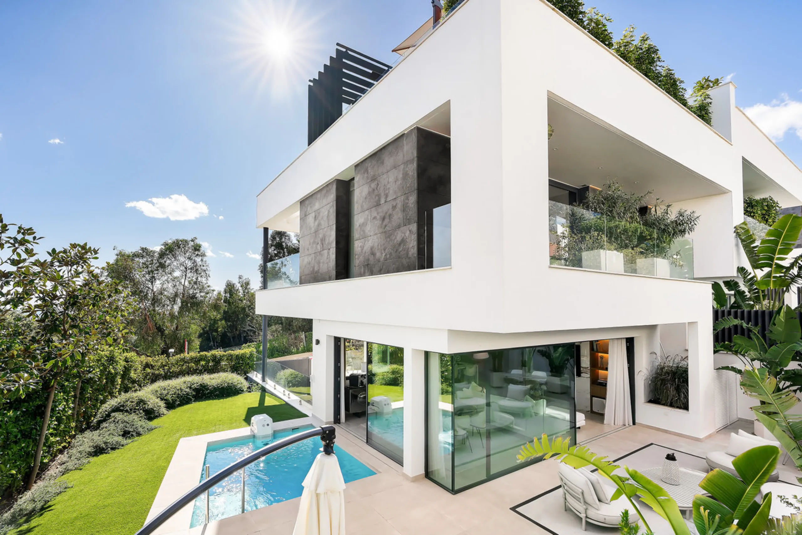 Located in the prestigious area of Sierra Blanca, this modern villa offers a prime setting just 1.8 km from the Golden Mile's beaches. Completed in 2022, the property combines exceptional design with the highest quality finishes, delivering sea views from