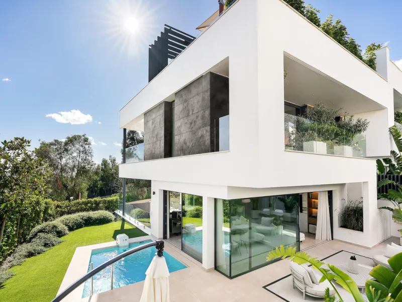 Located in the prestigious area of Sierra Blanca, this modern villa offers a prime setting just 1.8 km from the Golden Mile's beaches. Completed in 2022, the property combines exceptional design with the highest quality finishes, delivering sea views from