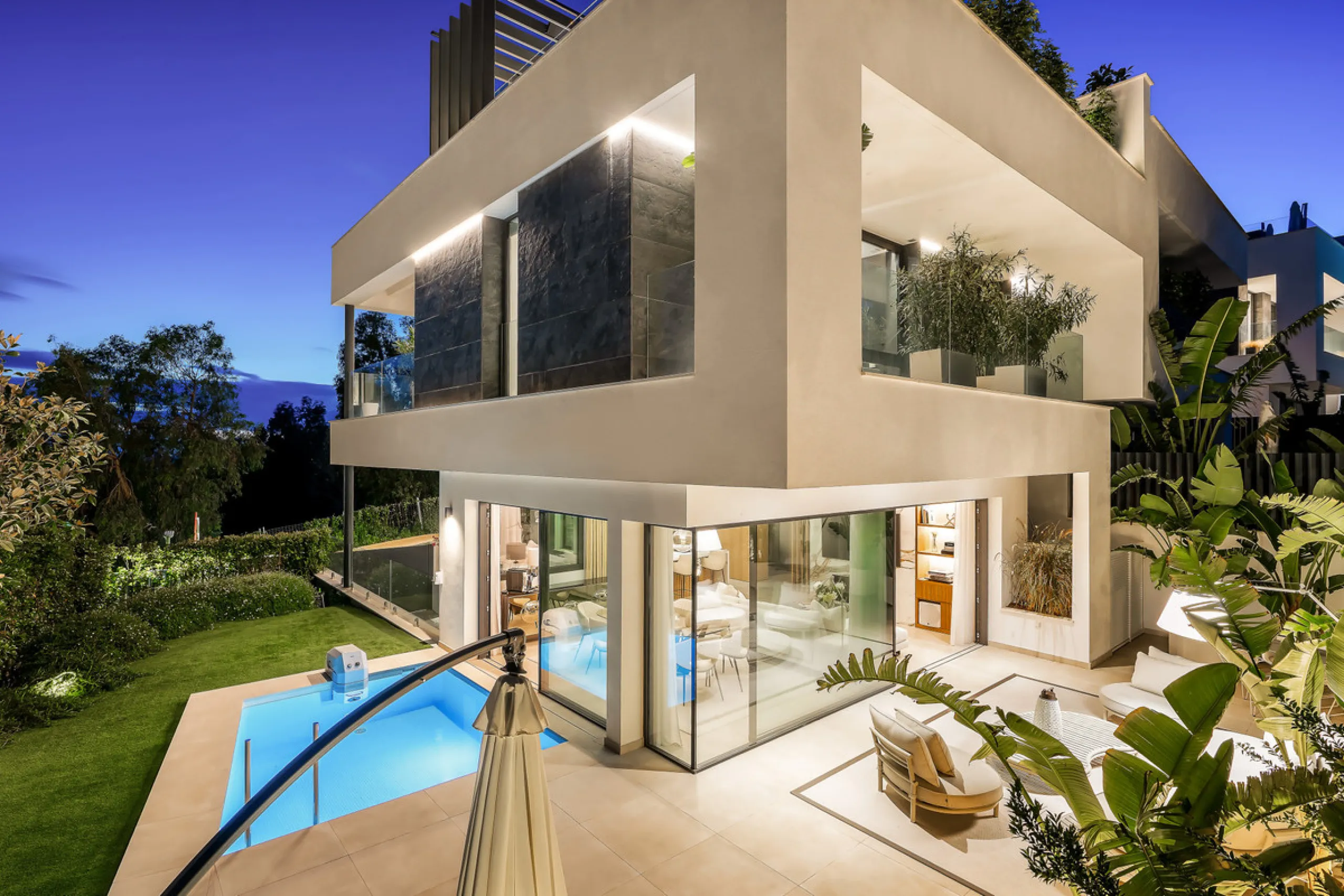 Located in the prestigious area of Sierra Blanca, this modern villa offers a prime setting just 1.8 km from the Golden Mile's beaches. Completed in 2022, the property combines exceptional design with the highest quality finishes, delivering sea views from