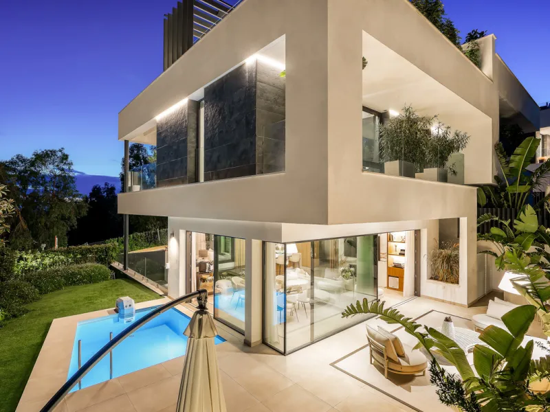 Located in the prestigious area of Sierra Blanca, this modern villa offers a prime setting just 1.8 km from the Golden Mile's beaches. Completed in 2022, the property combines exceptional design with the highest quality finishes, delivering sea views from