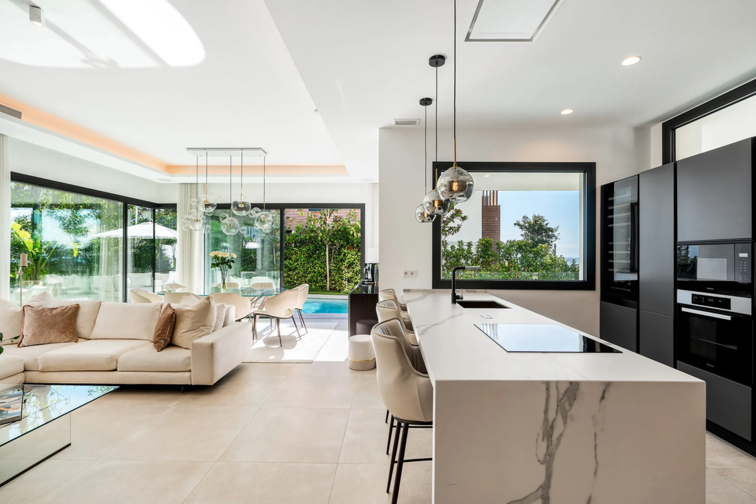 Located in the prestigious area of Sierra Blanca, this modern villa offers a prime setting just 1.8 km from the Golden Mile's beaches. Completed in 2022, the property combines exceptional design with the highest quality finishes, delivering sea views from