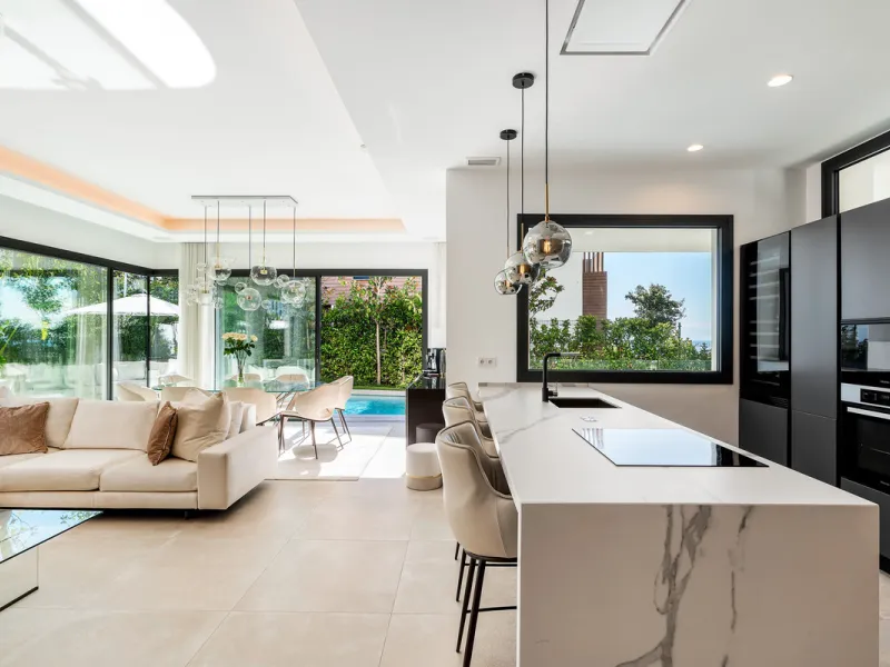 Located in the prestigious area of Sierra Blanca, this modern villa offers a prime setting just 1.8 km from the Golden Mile's beaches. Completed in 2022, the property combines exceptional design with the highest quality finishes, delivering sea views from