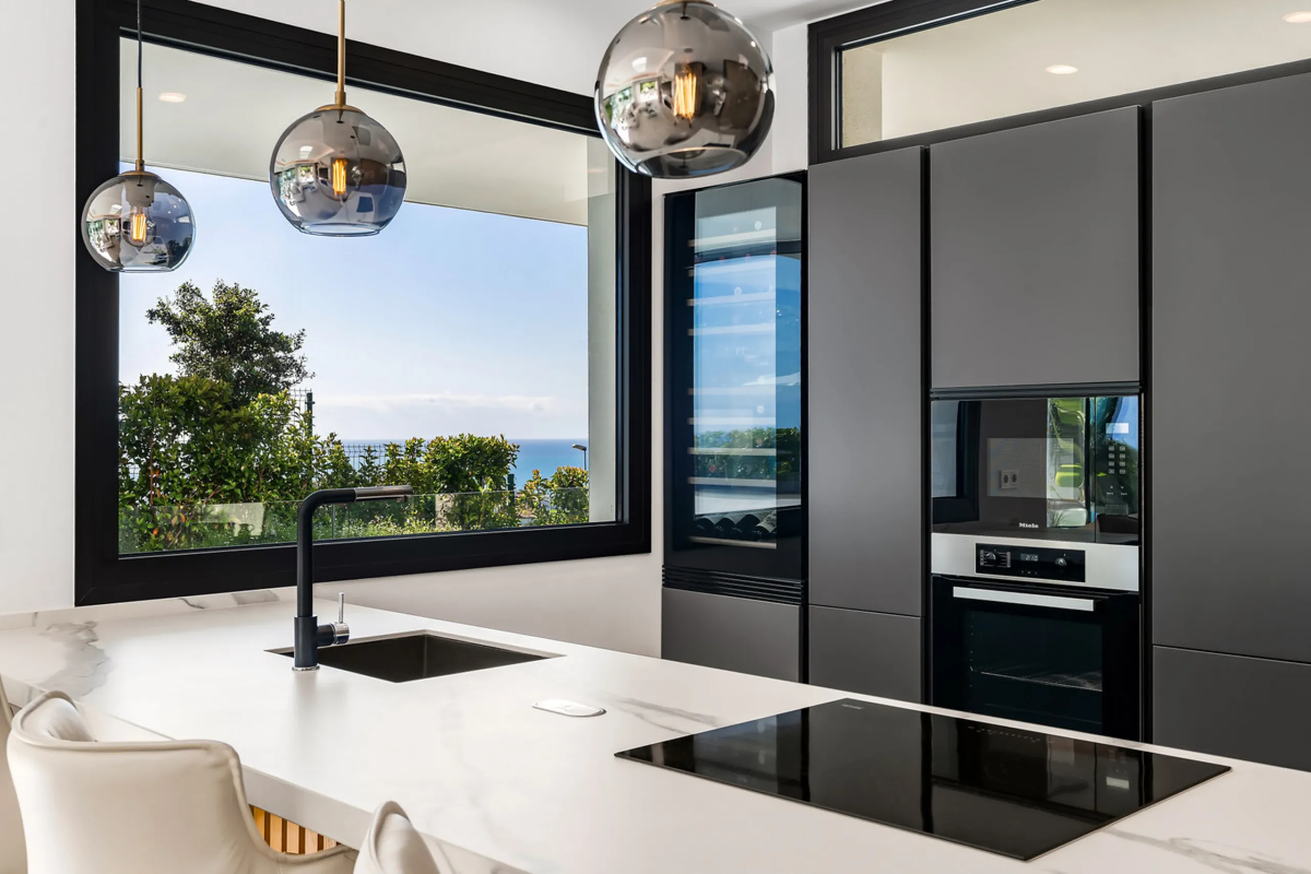 Located in the prestigious area of Sierra Blanca, this modern villa offers a prime setting just 1.8 km from the Golden Mile's beaches. Completed in 2022, the property combines exceptional design with the highest quality finishes, delivering sea views from