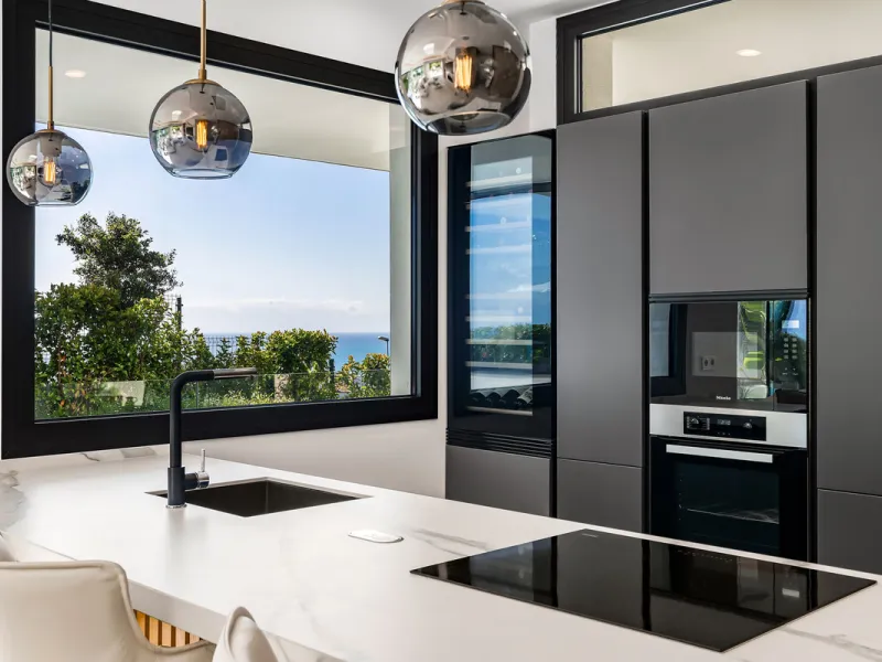 Located in the prestigious area of Sierra Blanca, this modern villa offers a prime setting just 1.8 km from the Golden Mile's beaches. Completed in 2022, the property combines exceptional design with the highest quality finishes, delivering sea views from