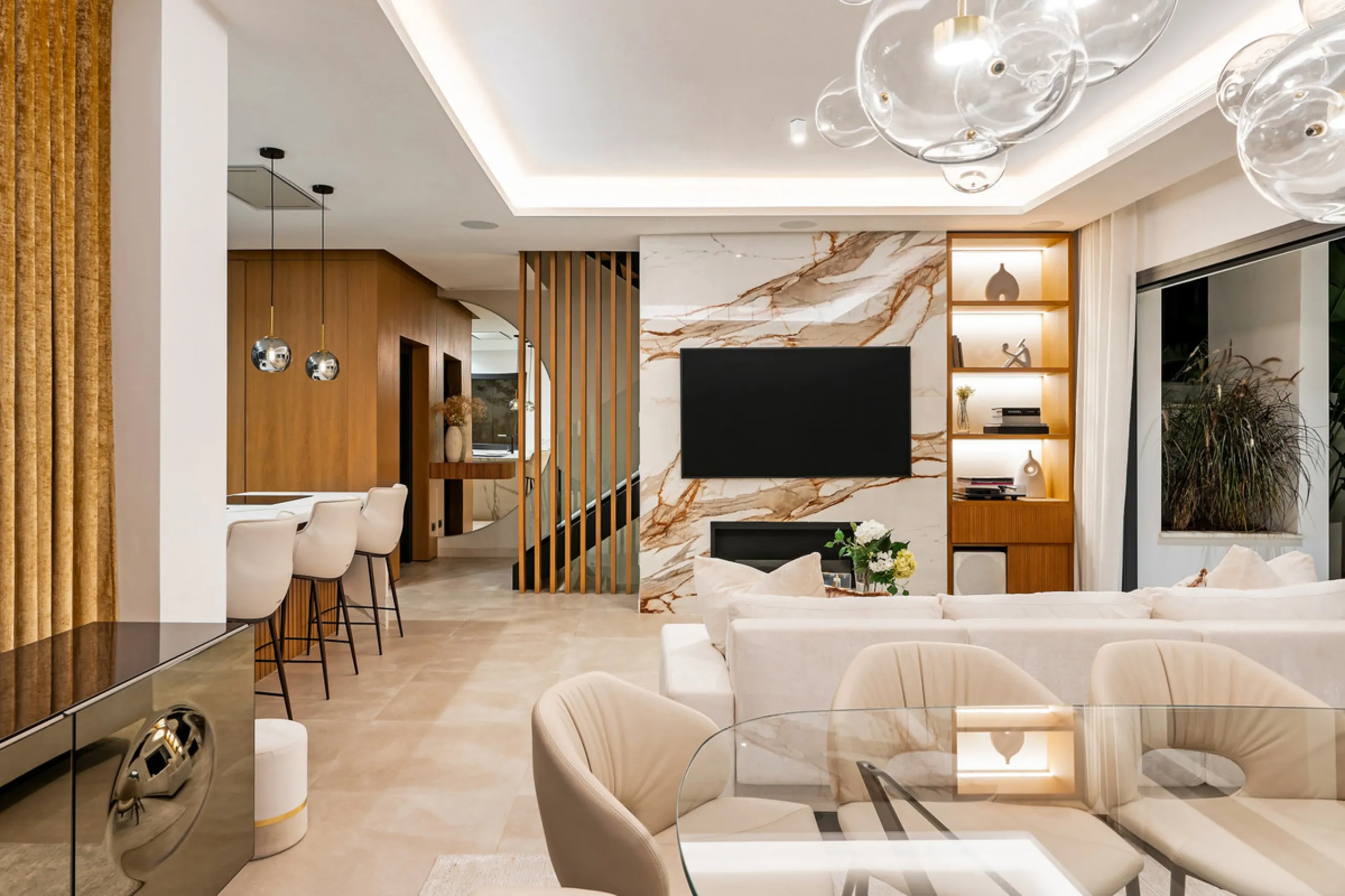 Located in the prestigious area of Sierra Blanca, this modern villa offers a prime setting just 1.8 km from the Golden Mile's beaches. Completed in 2022, the property combines exceptional design with the highest quality finishes, delivering sea views from