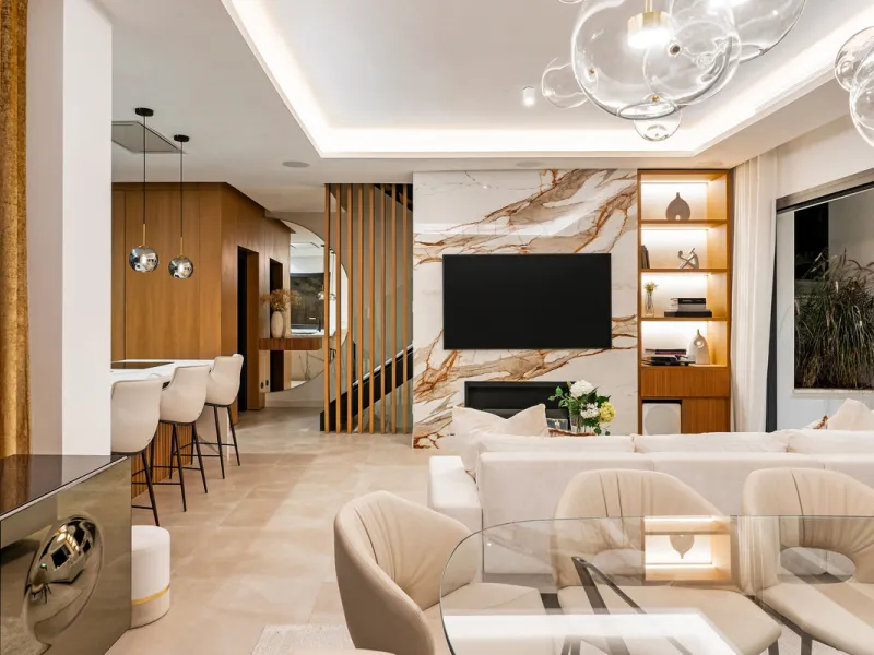 Located in the prestigious area of Sierra Blanca, this modern villa offers a prime setting just 1.8 km from the Golden Mile's beaches. Completed in 2022, the property combines exceptional design with the highest quality finishes, delivering sea views from