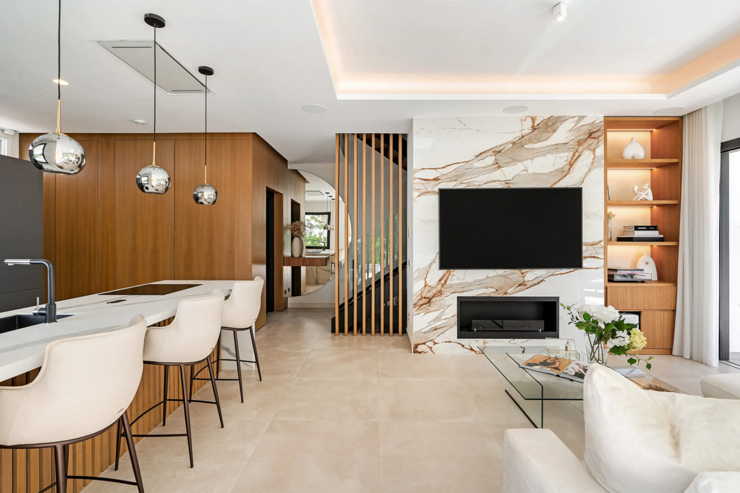 Located in the prestigious area of Sierra Blanca, this modern villa offers a prime setting just 1.8 km from the Golden Mile's beaches. Completed in 2022, the property combines exceptional design with the highest quality finishes, delivering sea views from