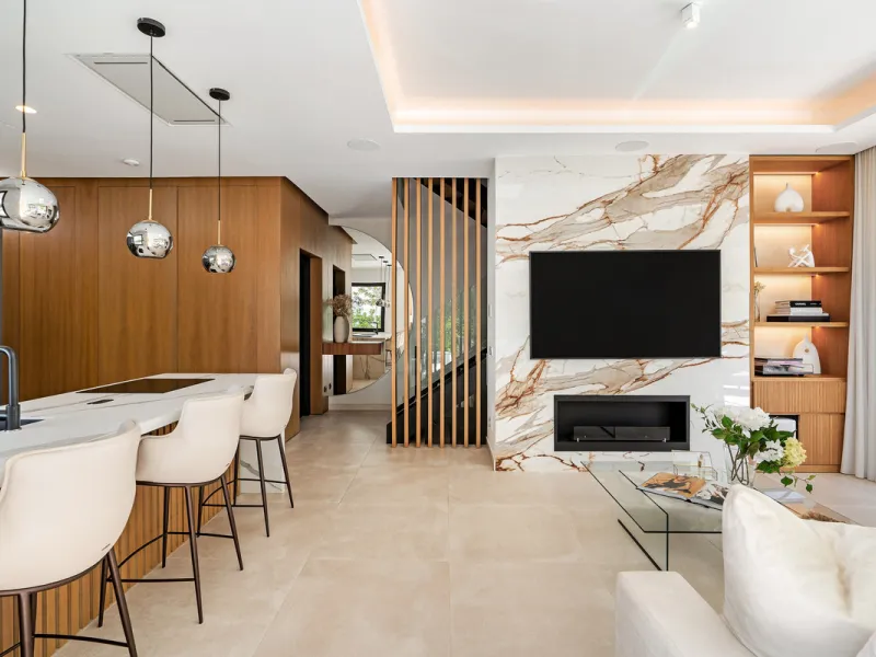 Located in the prestigious area of Sierra Blanca, this modern villa offers a prime setting just 1.8 km from the Golden Mile's beaches. Completed in 2022, the property combines exceptional design with the highest quality finishes, delivering sea views from