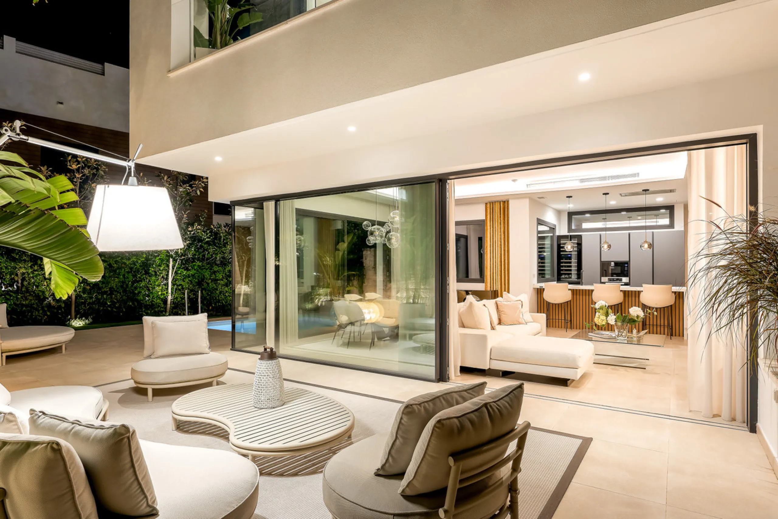 Located in the prestigious area of Sierra Blanca, this modern villa offers a prime setting just 1.8 km from the Golden Mile's beaches. Completed in 2022, the property combines exceptional design with the highest quality finishes, delivering sea views from