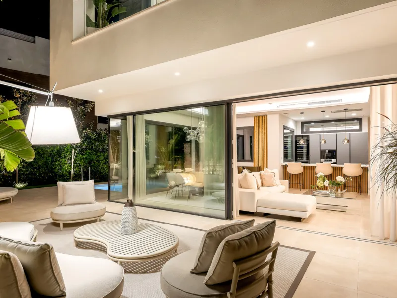Located in the prestigious area of Sierra Blanca, this modern villa offers a prime setting just 1.8 km from the Golden Mile's beaches. Completed in 2022, the property combines exceptional design with the highest quality finishes, delivering sea views from