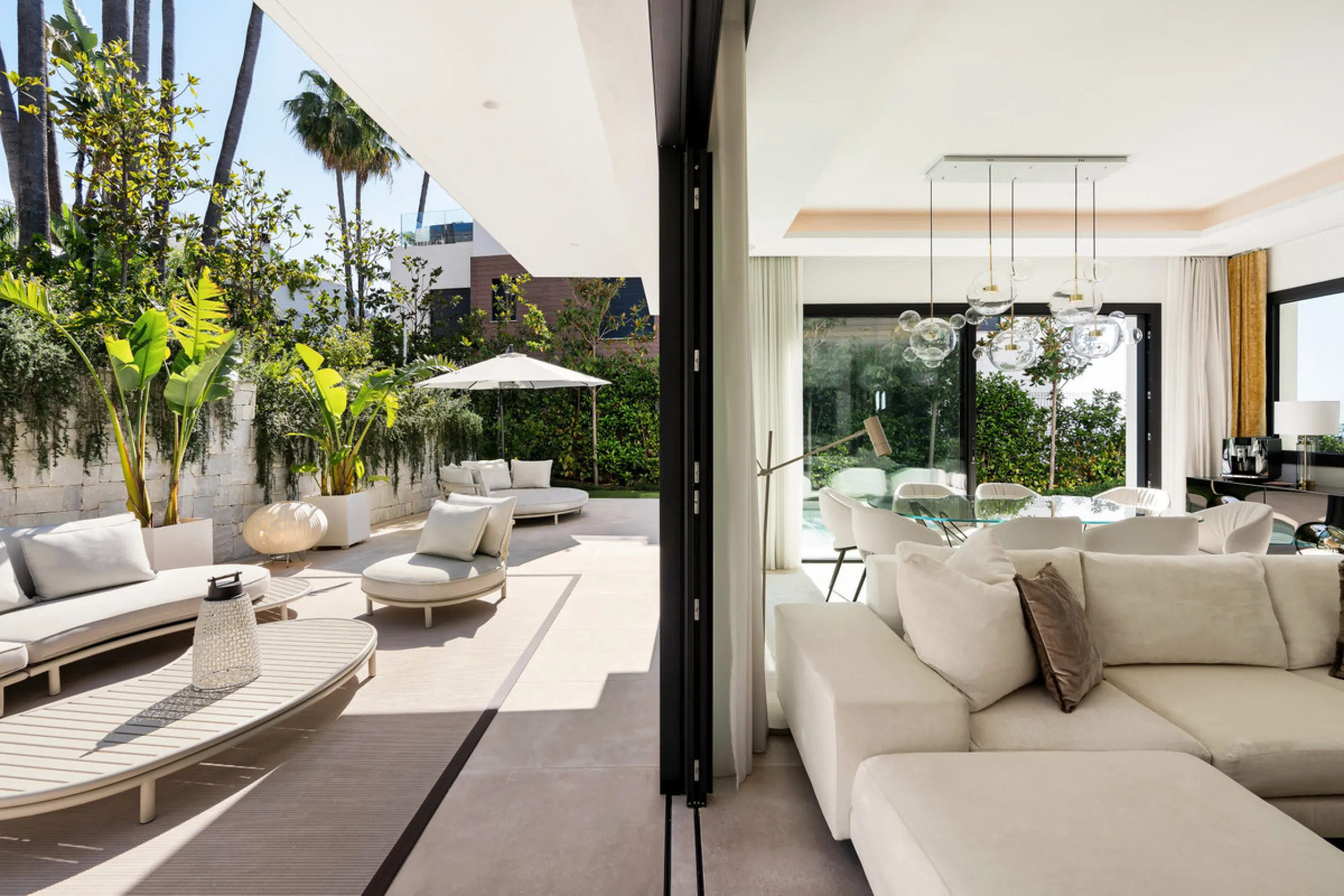 Located in the prestigious area of Sierra Blanca, this modern villa offers a prime setting just 1.8 km from the Golden Mile's beaches. Completed in 2022, the property combines exceptional design with the highest quality finishes, delivering sea views from