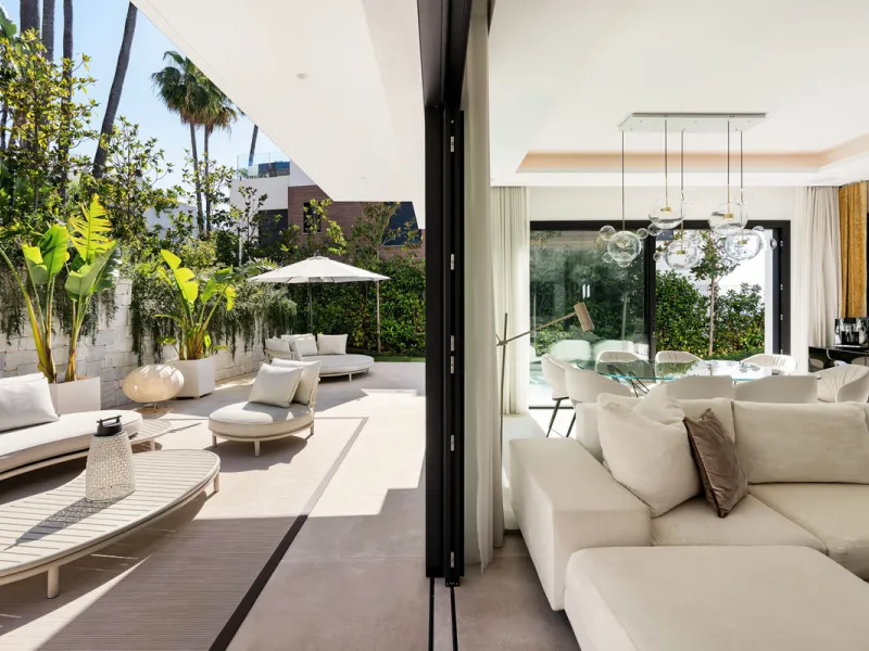 Located in the prestigious area of Sierra Blanca, this modern villa offers a prime setting just 1.8 km from the Golden Mile's beaches. Completed in 2022, the property combines exceptional design with the highest quality finishes, delivering sea views from