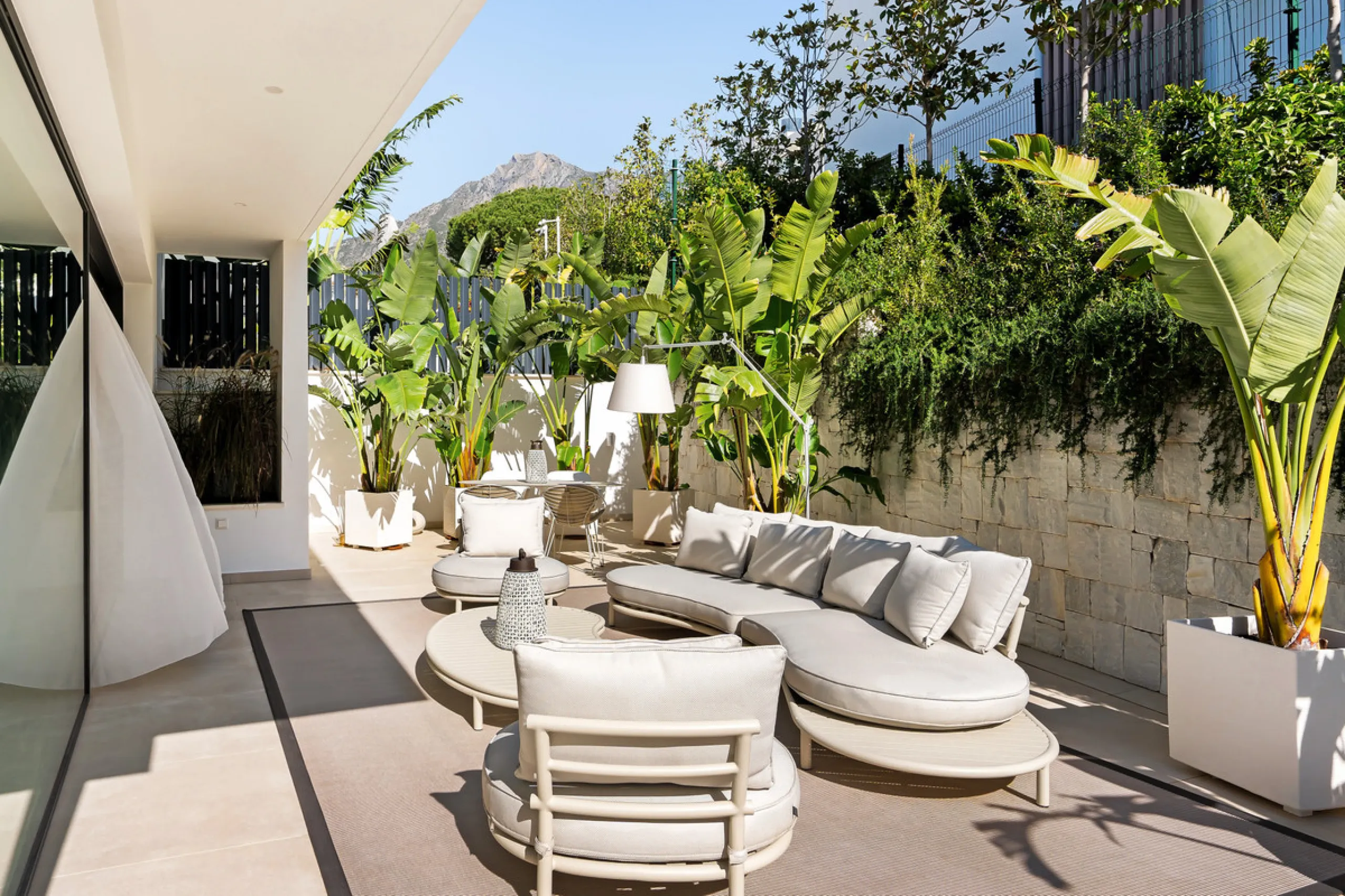 Located in the prestigious area of Sierra Blanca, this modern villa offers a prime setting just 1.8 km from the Golden Mile's beaches. Completed in 2022, the property combines exceptional design with the highest quality finishes, delivering sea views from