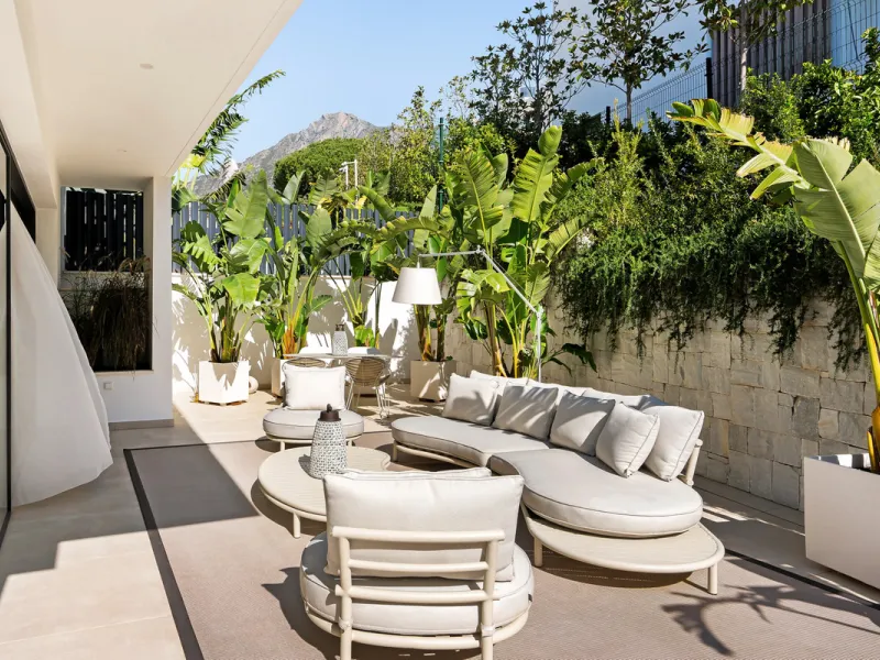 Located in the prestigious area of Sierra Blanca, this modern villa offers a prime setting just 1.8 km from the Golden Mile's beaches. Completed in 2022, the property combines exceptional design with the highest quality finishes, delivering sea views from