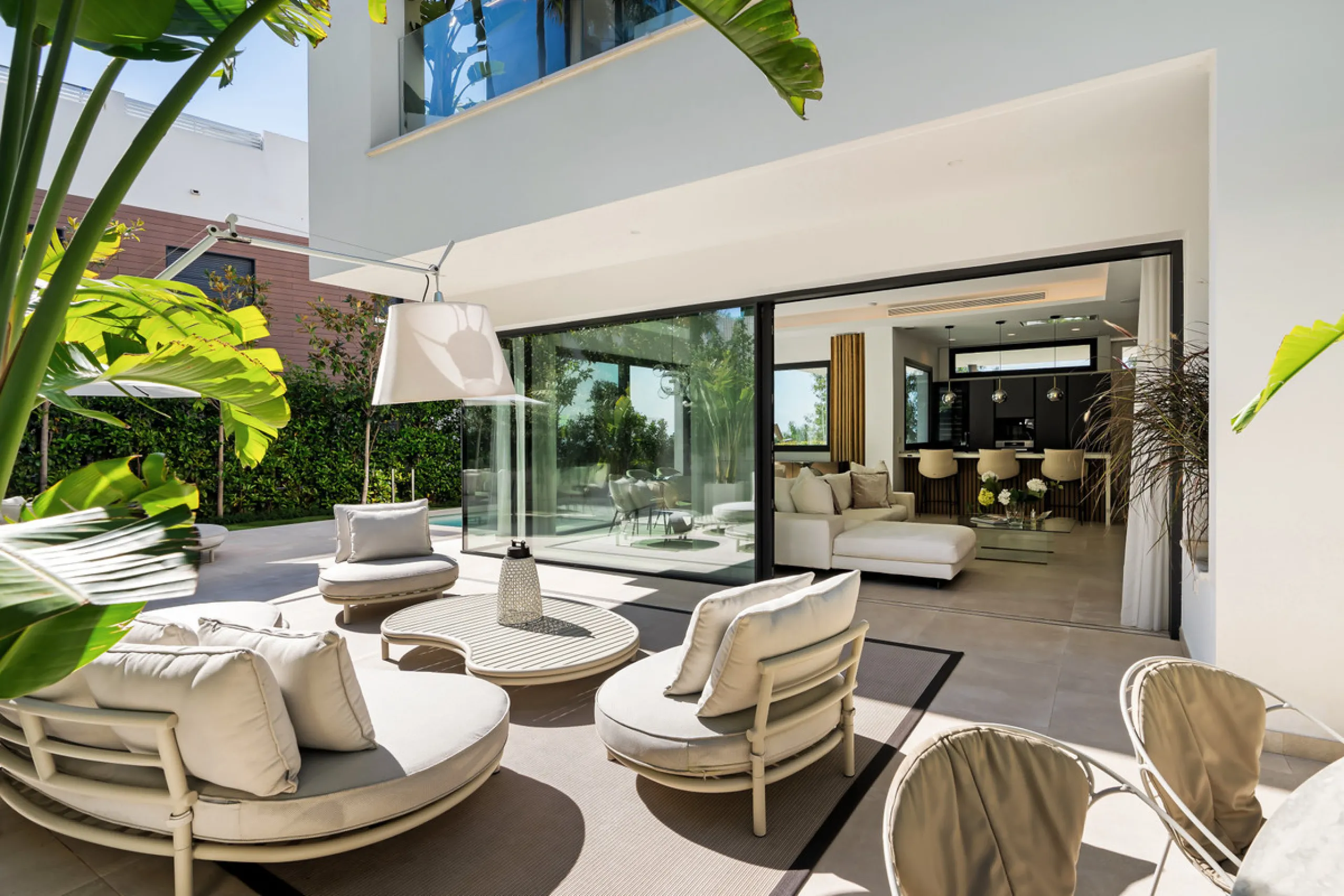 Located in the prestigious area of Sierra Blanca, this modern villa offers a prime setting just 1.8 km from the Golden Mile's beaches. Completed in 2022, the property combines exceptional design with the highest quality finishes, delivering sea views from
