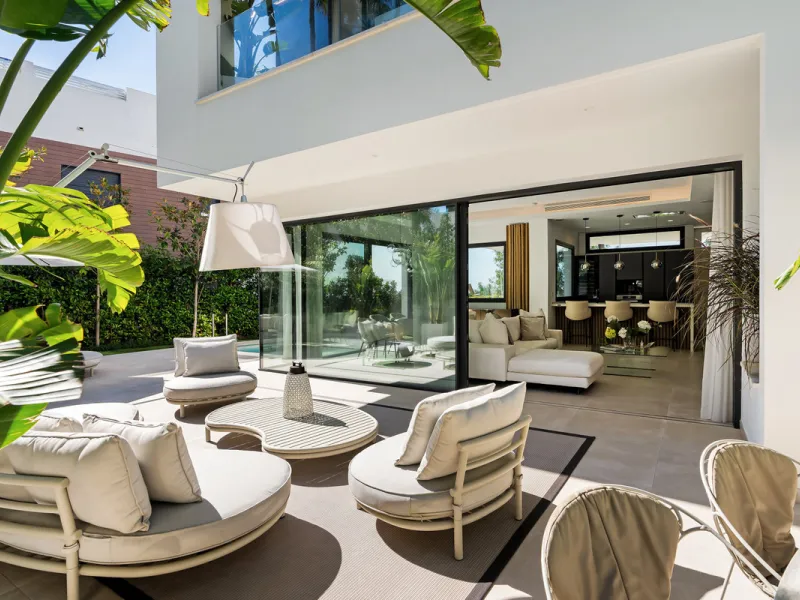 Located in the prestigious area of Sierra Blanca, this modern villa offers a prime setting just 1.8 km from the Golden Mile's beaches. Completed in 2022, the property combines exceptional design with the highest quality finishes, delivering sea views from