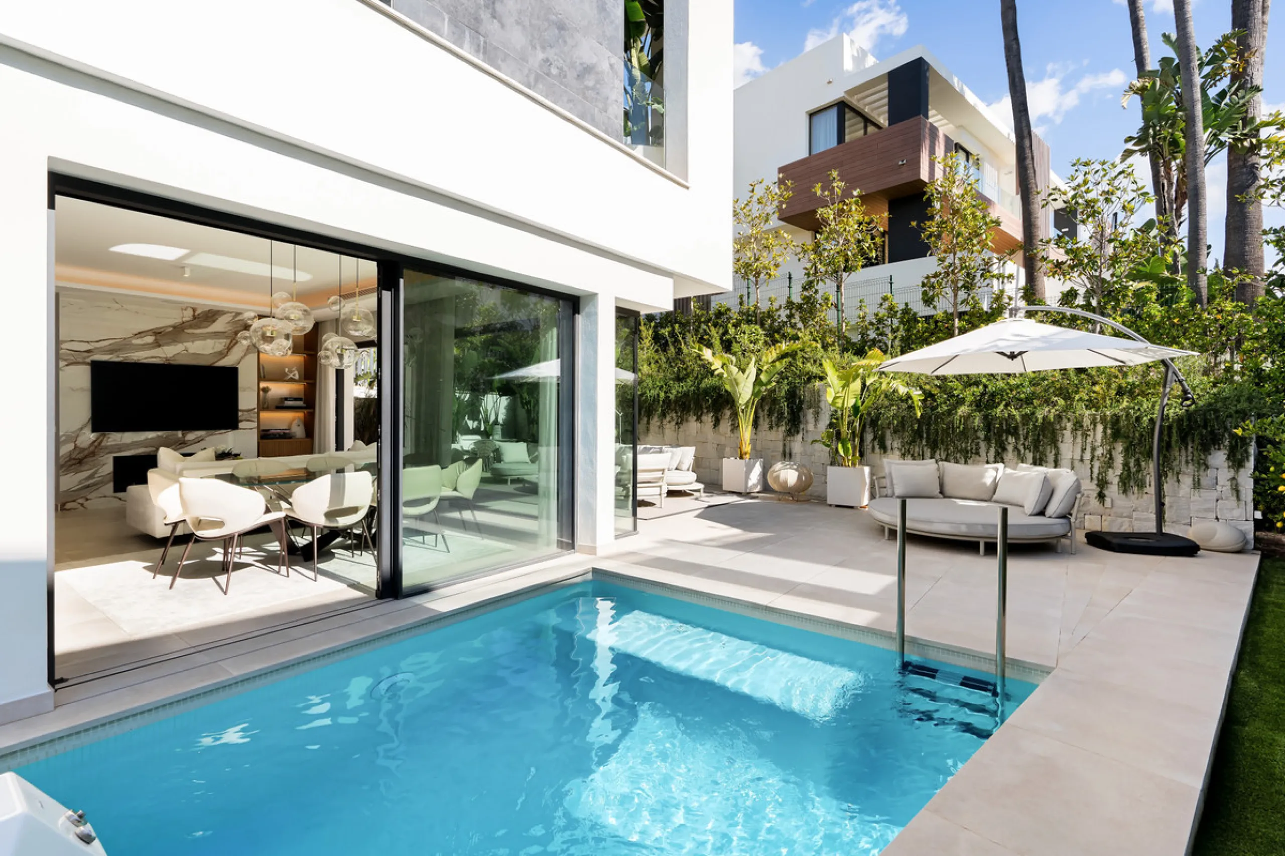 Located in the prestigious area of Sierra Blanca, this modern villa offers a prime setting just 1.8 km from the Golden Mile's beaches. Completed in 2022, the property combines exceptional design with the highest quality finishes, delivering sea views from