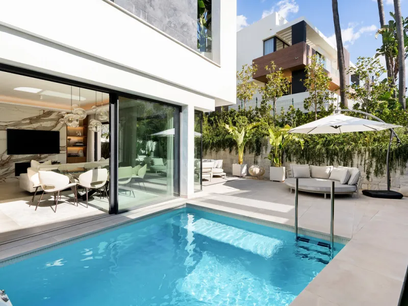 Located in the prestigious area of Sierra Blanca, this modern villa offers a prime setting just 1.8 km from the Golden Mile's beaches. Completed in 2022, the property combines exceptional design with the highest quality finishes, delivering sea views from