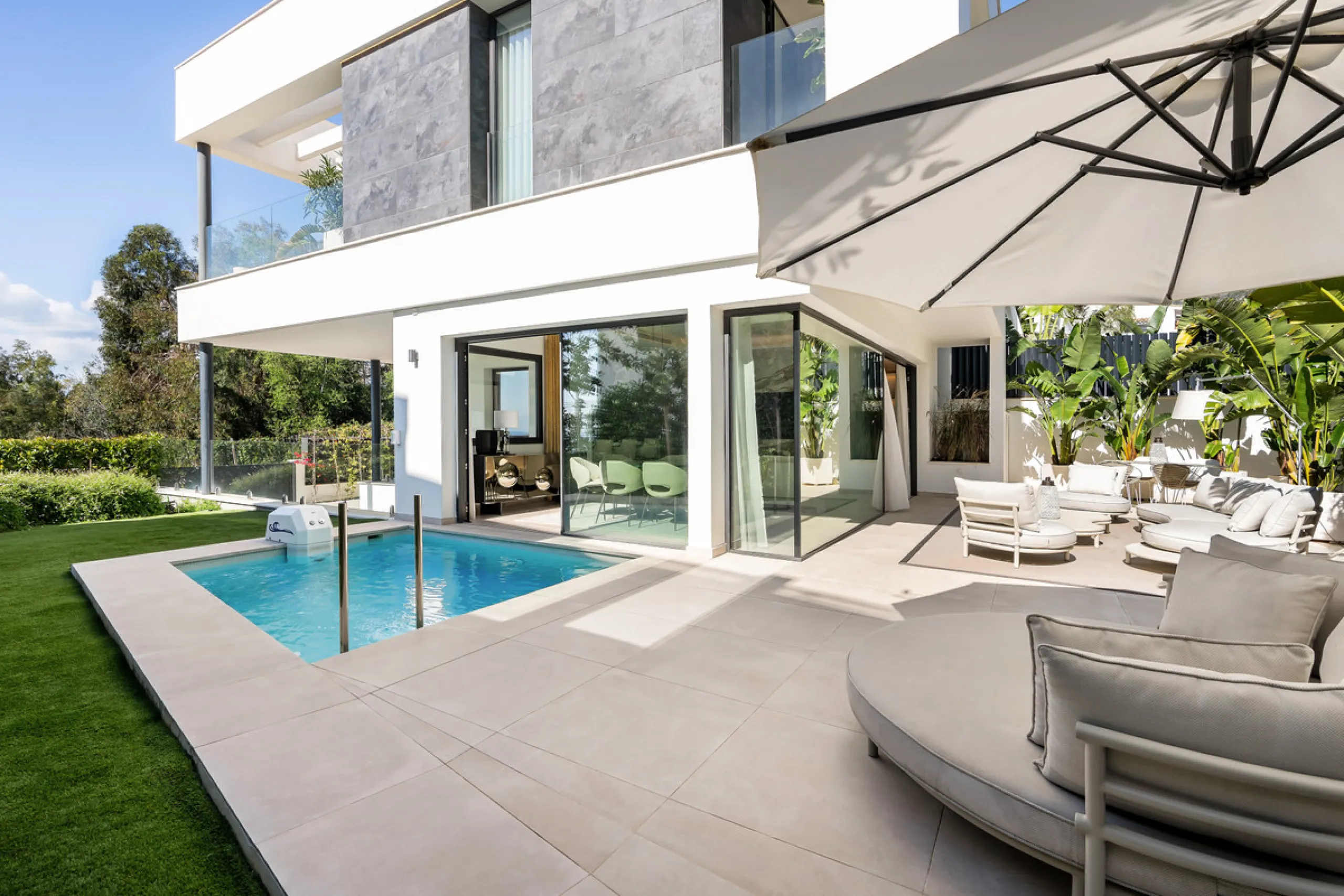 Located in the prestigious area of Sierra Blanca, this modern villa offers a prime setting just 1.8 km from the Golden Mile's beaches. Completed in 2022, the property combines exceptional design with the highest quality finishes, delivering sea views from