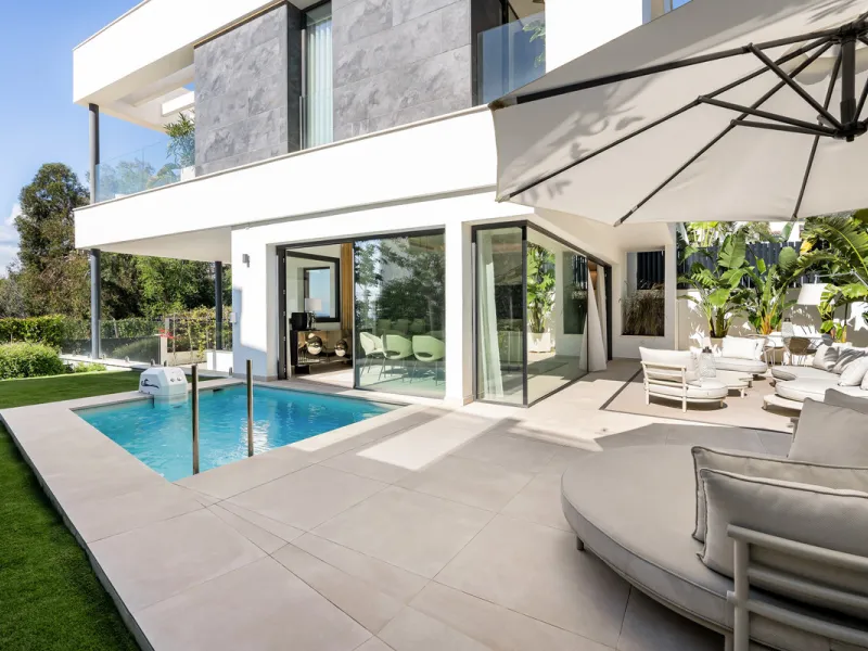 Located in the prestigious area of Sierra Blanca, this modern villa offers a prime setting just 1.8 km from the Golden Mile's beaches. Completed in 2022, the property combines exceptional design with the highest quality finishes, delivering sea views from