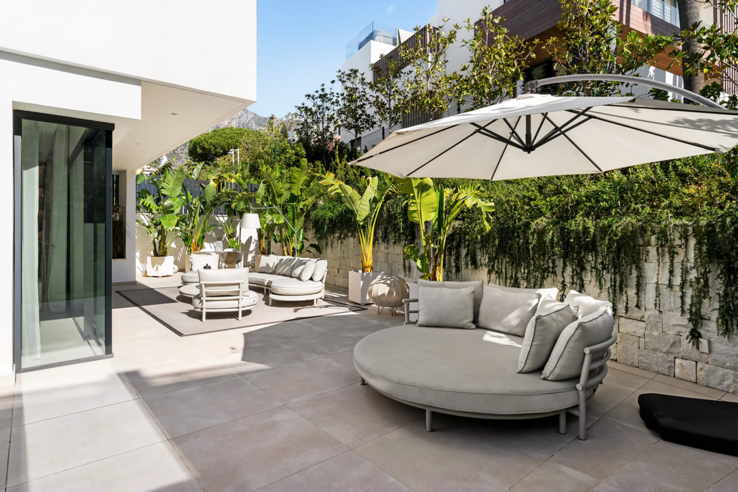 Located in the prestigious area of Sierra Blanca, this modern villa offers a prime setting just 1.8 km from the Golden Mile's beaches. Completed in 2022, the property combines exceptional design with the highest quality finishes, delivering sea views from