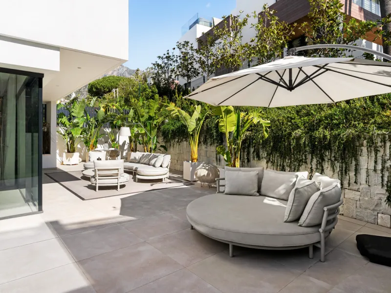 Located in the prestigious area of Sierra Blanca, this modern villa offers a prime setting just 1.8 km from the Golden Mile's beaches. Completed in 2022, the property combines exceptional design with the highest quality finishes, delivering sea views from