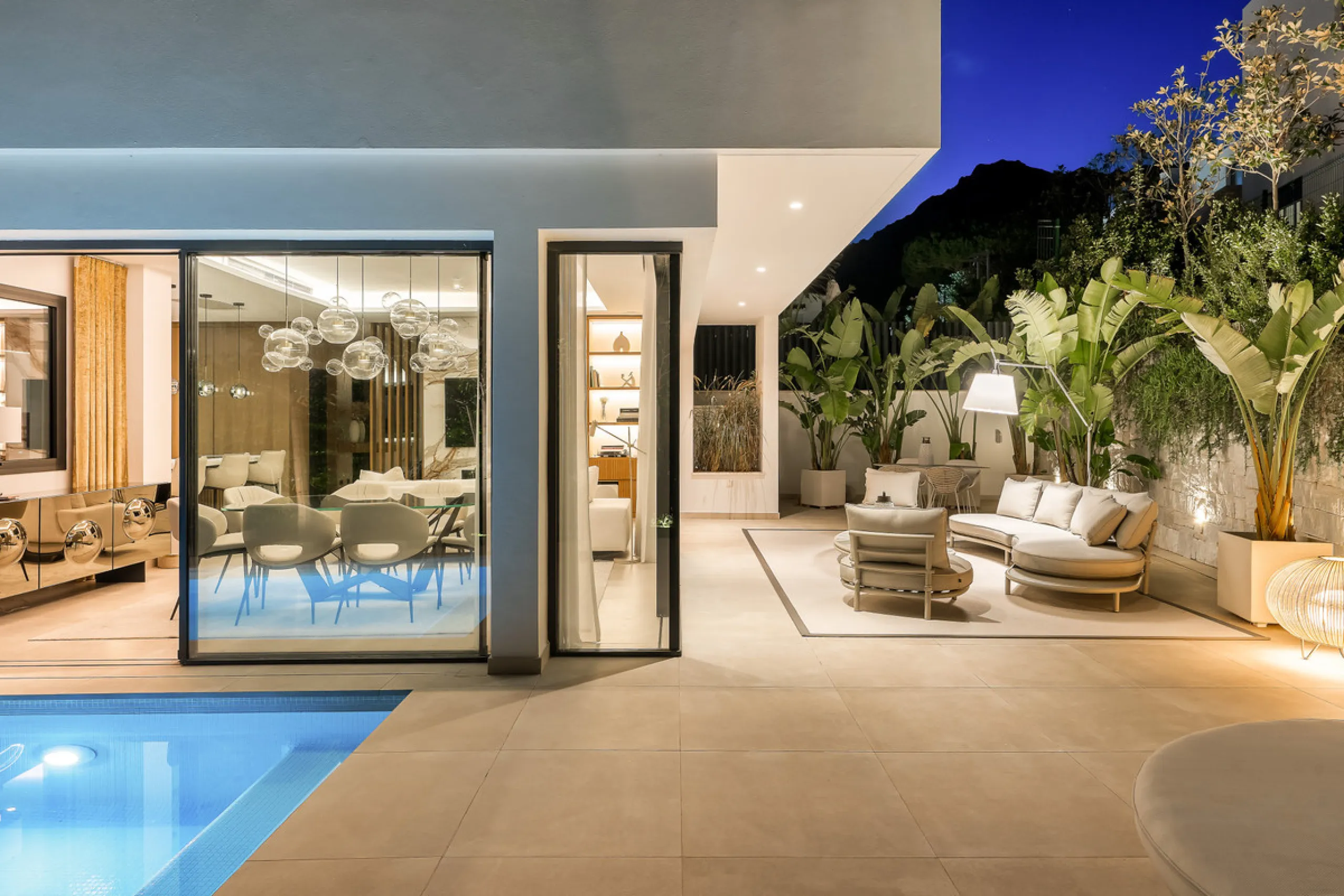 Located in the prestigious area of Sierra Blanca, this modern villa offers a prime setting just 1.8 km from the Golden Mile's beaches. Completed in 2022, the property combines exceptional design with the highest quality finishes, delivering sea views from